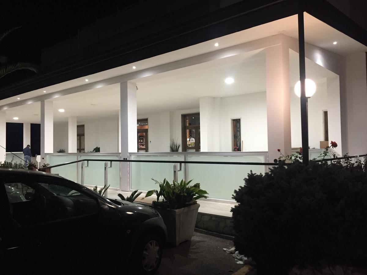 Hotel Vallisdea Sala Consilina Bagian luar foto